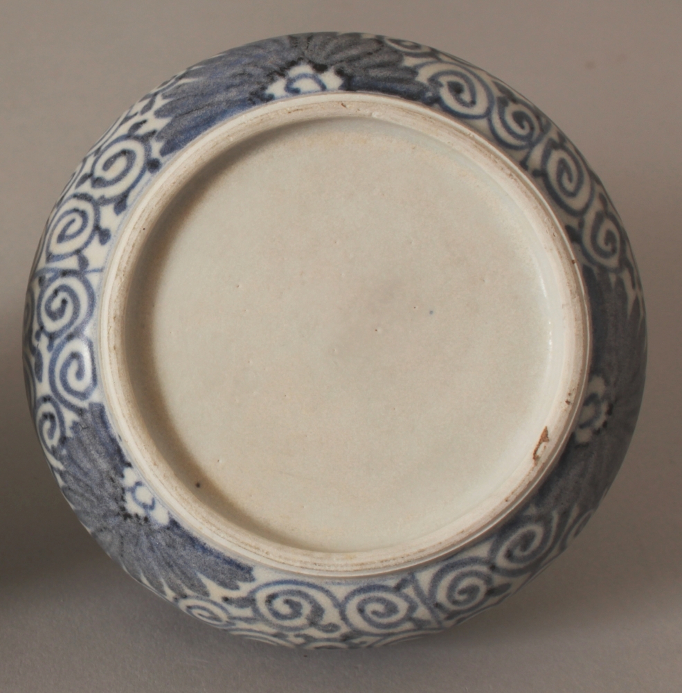 A SIMILAR CHINESE KANGXI PERIOD BLUE & WHITE SHIPWRECK PORCELAIN BOX & COVER. (from the collection - Image 2 of 2