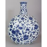 A LARGE CHINESE MING STYLE BLUE & WHITE PORCELAIN MOON FLASK, 13.75in wide at widest point & 18.