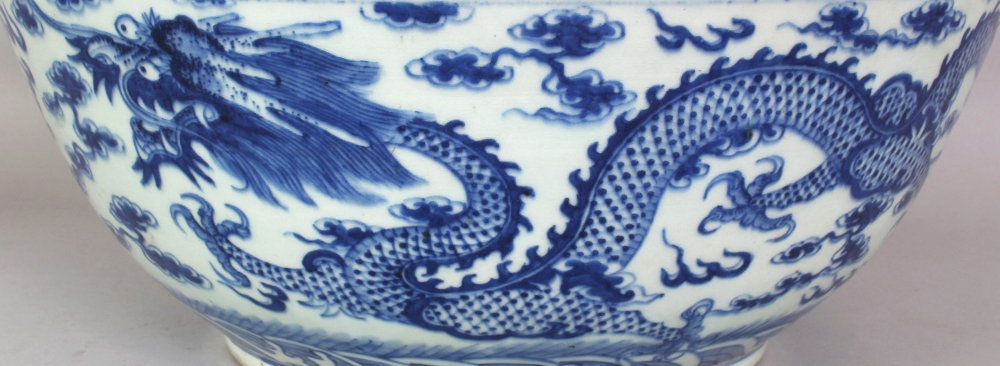 A GOOD LARGE 19TH CENTURY CHINESE BLUE & WHITE PORCELAIN DRAGON BOWL, the base with a six- - Image 5 of 10