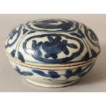 A CHINESE LATE MING DYNASTY WANLI PERIOD BLUE & WHITE SHIPWRECK PORCELAIN CIRCULAR BOX & COVER,