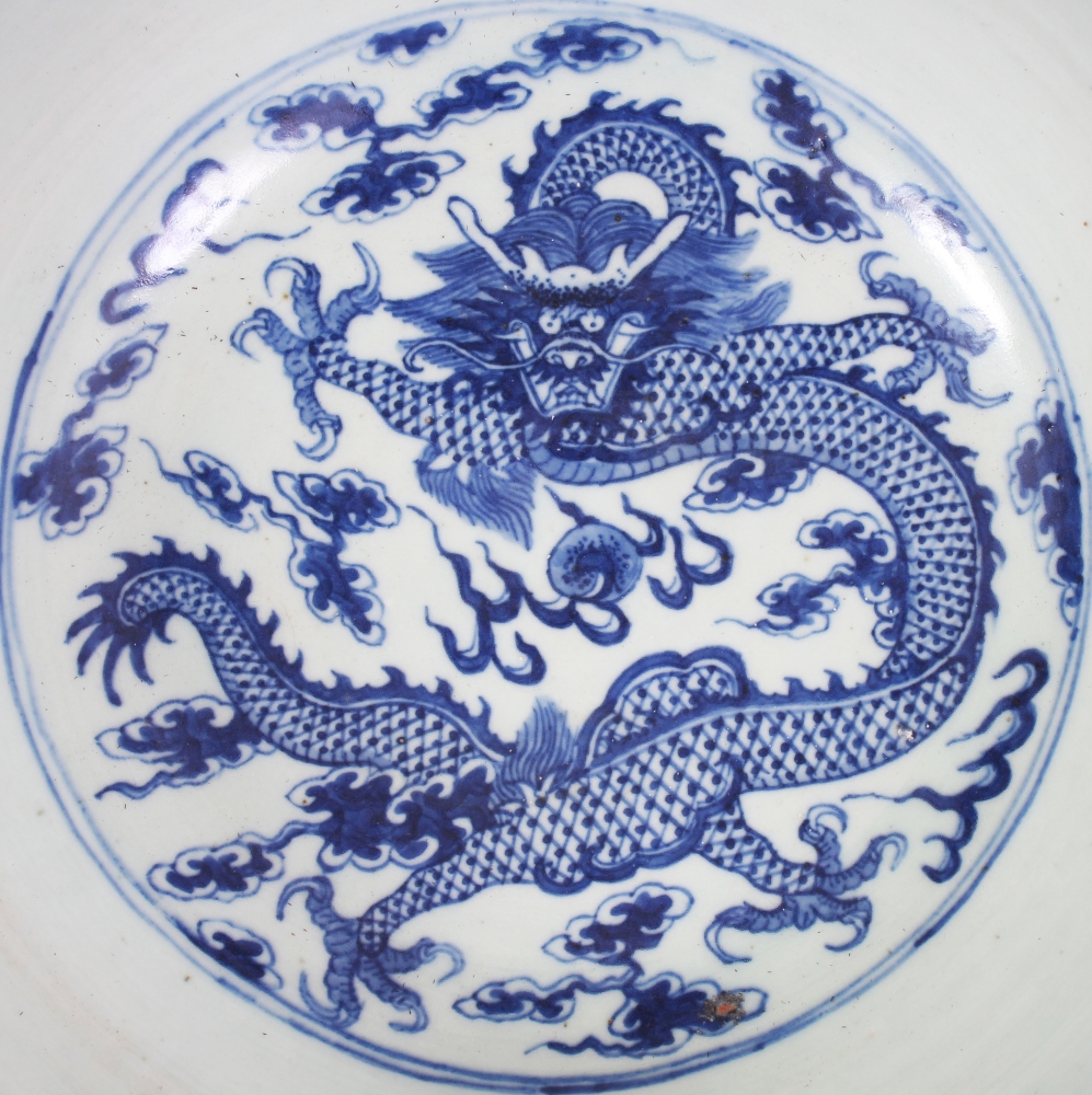 A GOOD LARGE 19TH CENTURY CHINESE BLUE & WHITE PORCELAIN DRAGON BOWL, the base with a six- - Image 7 of 10