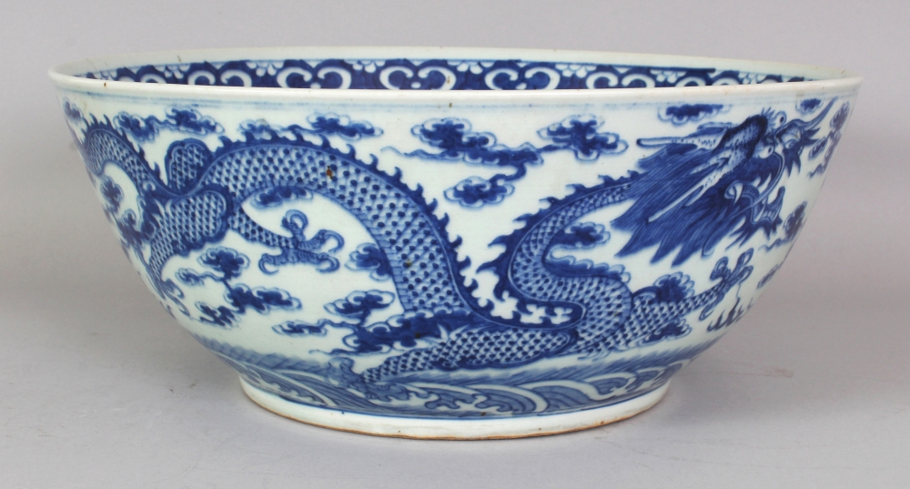 A GOOD LARGE 19TH CENTURY CHINESE BLUE & WHITE PORCELAIN DRAGON BOWL, the base with a six- - Image 3 of 10