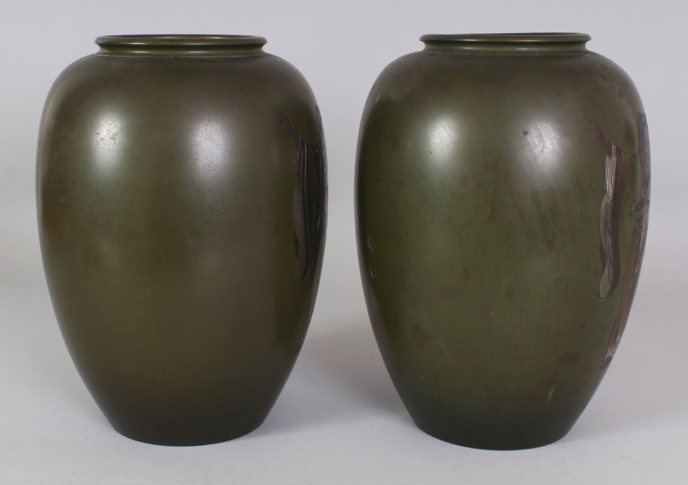 A PAIR OF EARLY 20TH CENTURY SIGNED JAPANESE GREEN GROUND MIXED METAL & INLAID VASES, the side of - Image 4 of 9