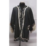 AN EARLY 20TH CENTURY CHINESE BLACK GROUND SILK JACKET, with machine embroidered decoration to the