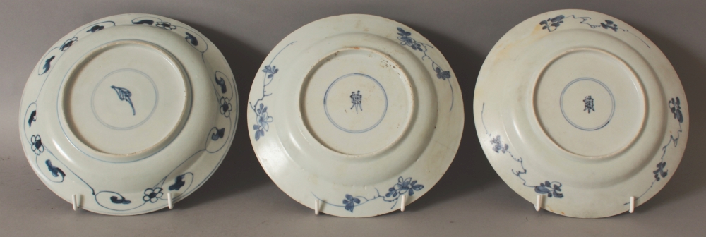 A GROUP OF THREE LATE 17TH CENTURY CHINESE BLUE & WHITE KRAAK STYLE SHIPWRECK PORCELAIN PLATES, each - Image 2 of 2