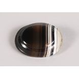 A VICTORIAN OVAL AGATE BROOCH.