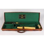 A HOLLAND & HOLLAND LEATHER GUN CASE, label inside lid. 2ft 7ins long, 8.5ins wide.