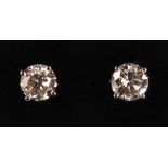 A GOOD PAIR OF DIAMOND STUD EARRINGS SET IN WHITE GOLD, 2.1CTS, Colour K/L, Clarity SI.