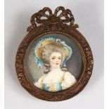 A CIRCULAR MINIATURE OF A LADY IN A LARGE HAT. 2ins diameter.