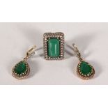 A SILVER AND GILT GREEN CHALCEDONY RING AND EARRINGS.