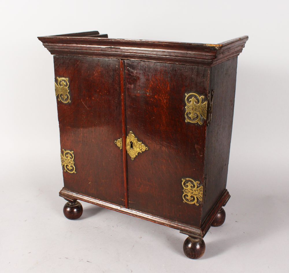 A GOOD 18TH CENTURY OAK APPRENTICES CUPBOARD, with a pair of double doors enclosing drawers, with