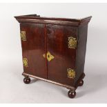A GOOD 18TH CENTURY OAK APPRENTICES CUPBOARD, with a pair of double doors enclosing drawers, with