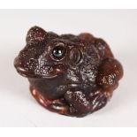 AN AMBER GLASS TOAD. 4.5cms.
