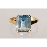 A YELLOW GOLD SINGLE STONE AQUAMARINE RING.