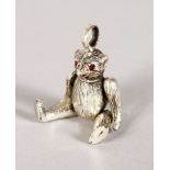 A NOVELTY MINIATURE SILVER TEDDY BEAR PENDANT.