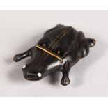 A RARE CARVED HORN "FROG" SNUFF BOX.