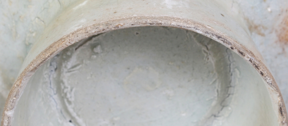 ANOTHER 18TH/19TH CENTURY KOREAN PORCELAIN BOWL, the ovoid body applied with a pale celadon glaze - Bild 5 aus 5