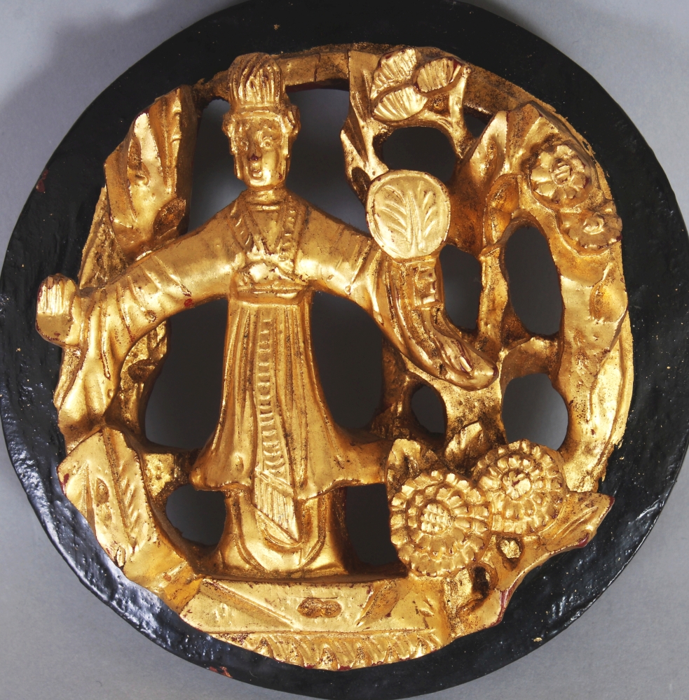 A SMALL EARLY 20TH CENTURY CHINESE GILDED & PIERCED CARVED CIRCULAR WALL PLAQUE, 4.8in diameter. - Bild 2 aus 3