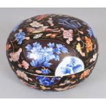 AN EARLY 20TH CENTURY JAPANESE FUKAGAWA IMARI DOMED CIRCULAR PORCELAIN BOX & COVER, the base with an