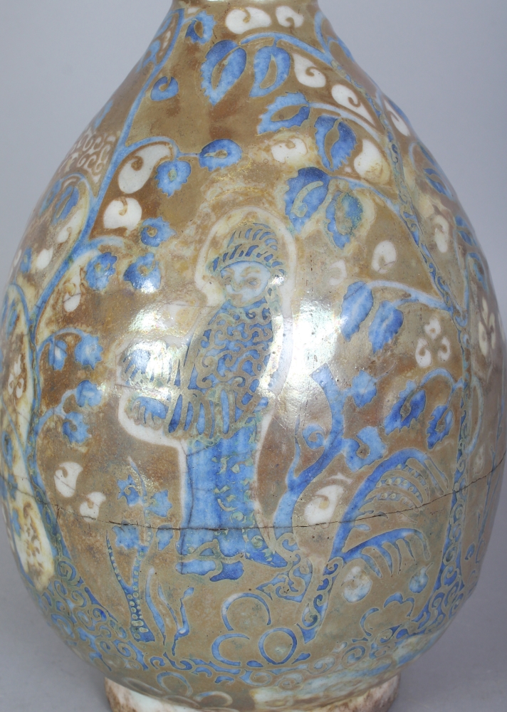 A PERSIAN SAFAVID LUSTRE GLAZED POTTERY EWER, 17th Century or later, decorated in slightly moulded - Bild 5 aus 8