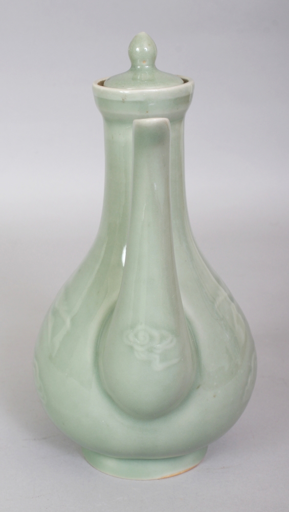 AN EARLY 20TH CENTURY JAPANESE CELADON PORCELAIN EWER & COVER, 8.3in high overall. - Bild 2 aus 10