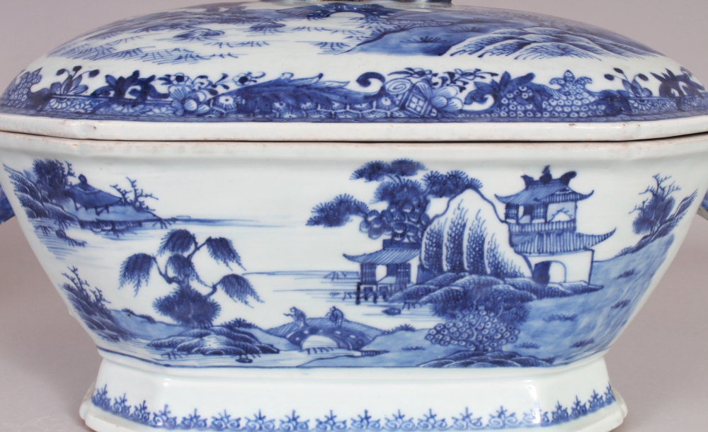 AN 18TH CENTURY CHINESE QIANLONG PERIOD BLUE & WHITE PORCELAIN TUREEN, COVER & STAND, each piece - Bild 4 aus 10
