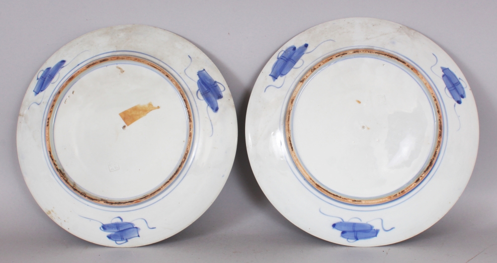 A PAIR OF EARLY 20TH CENTURY JAPANESE IMARI PORCELAIN DISHES, each base with an underglaze maker's - Bild 3 aus 4