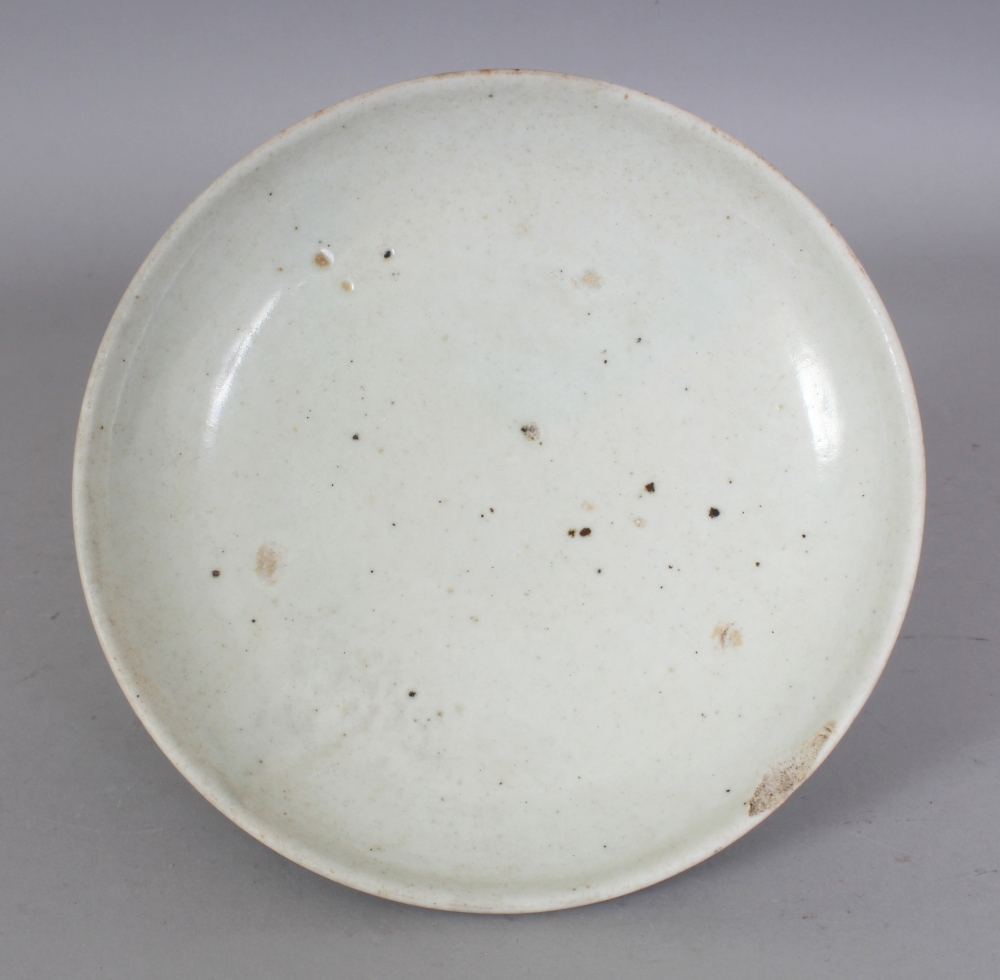 A GOOD 18TH/19TH CENTURY KOREAN PORCELAIN CAKE STAND, applied with a pale celadon glaze and - Bild 4 aus 6