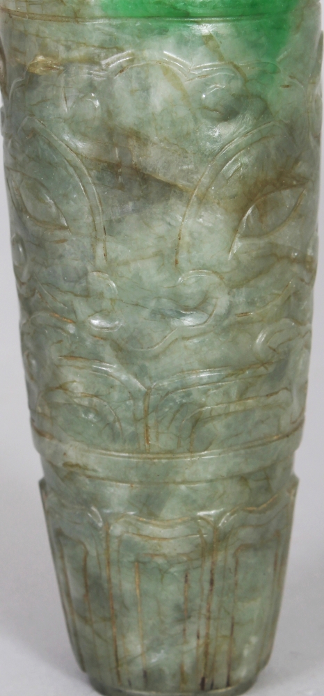 A GOOD QUALITY 19TH/20TH CENTURY JADE VASE, the sides carved with taotie masks between lappet and - Bild 5 aus 7