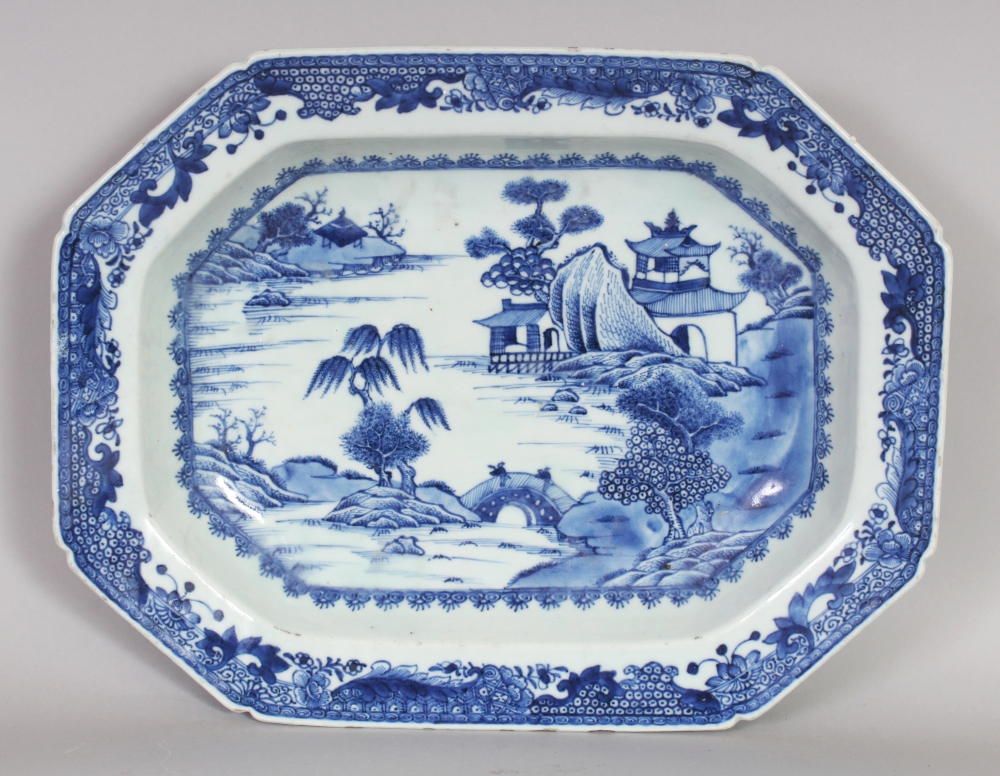 AN 18TH CENTURY CHINESE QIANLONG PERIOD BLUE & WHITE PORCELAIN TUREEN, COVER & STAND, each piece - Bild 8 aus 10