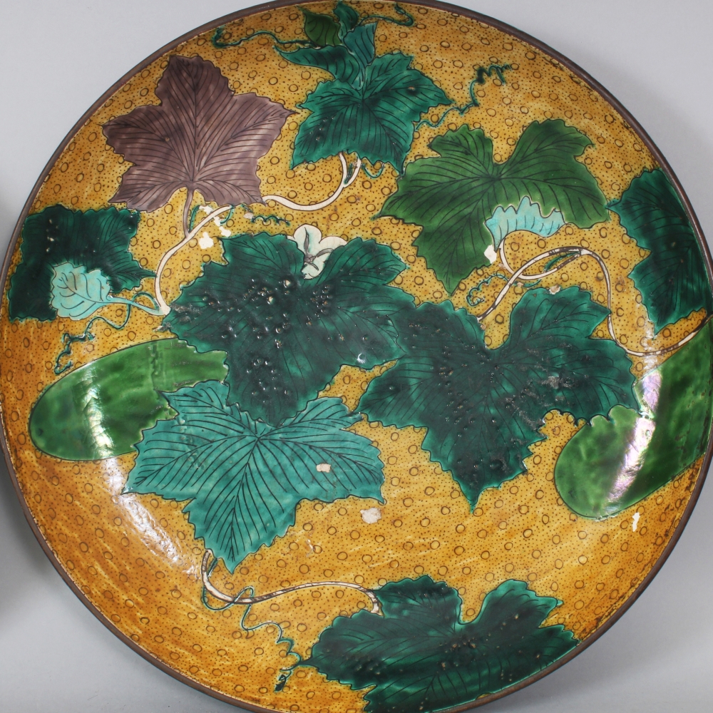 A GOOD LARGE PAIR OF 19TH CENTURY JAPANESE YELLOW GROUND AO KUTANI PORCELAIN DISHES, each painted - Bild 2 aus 5