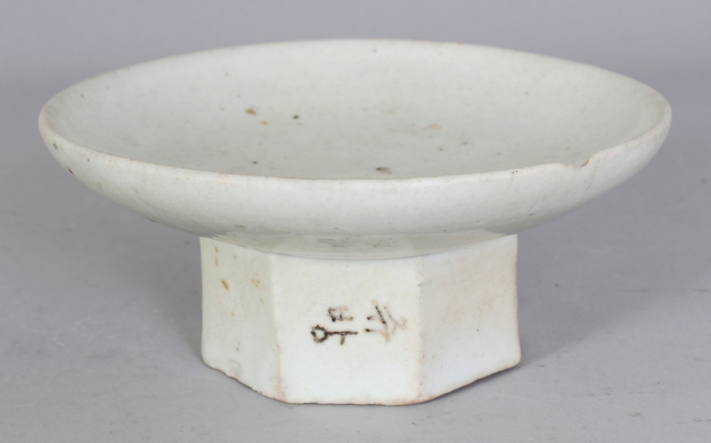 A GOOD 18TH/19TH CENTURY KOREAN PORCELAIN CAKE STAND, applied with a pale celadon glaze and