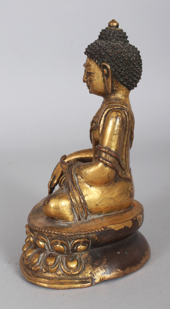 A GOOD QUALITY 18TH/19TH CENTURY TIBETAN GILT BRONZE FIGURE OF BUDDHA, weighing approx. 660gm, the - Bild 4 aus 6