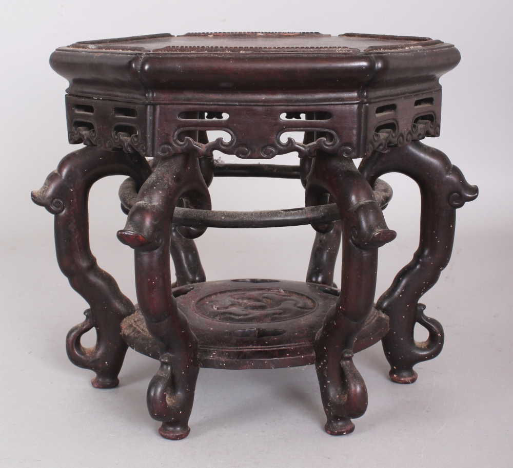 A GOOD QUALITY CHINESE HEXAGONAL SECTION CARVED HARDWOOD STAND, with pierced frieze and undertier, - Bild 2 aus 7