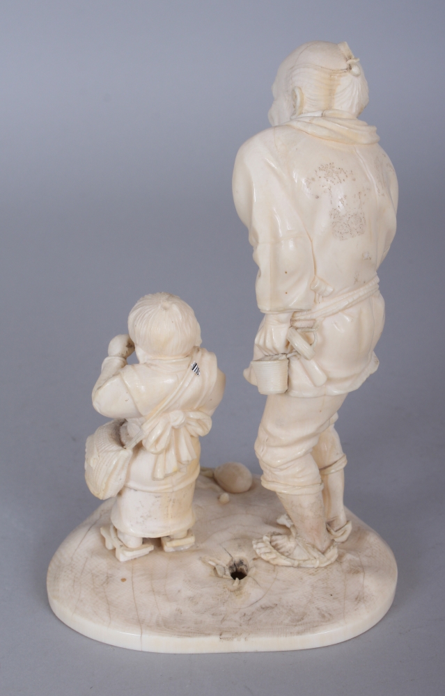 A FINE QUALITY JAPANESE MEIJI PERIOD IVORY OKIMONO OF A STANDING MAN IN THE COMPANY OF A CRYING BOY, - Image 3 of 7