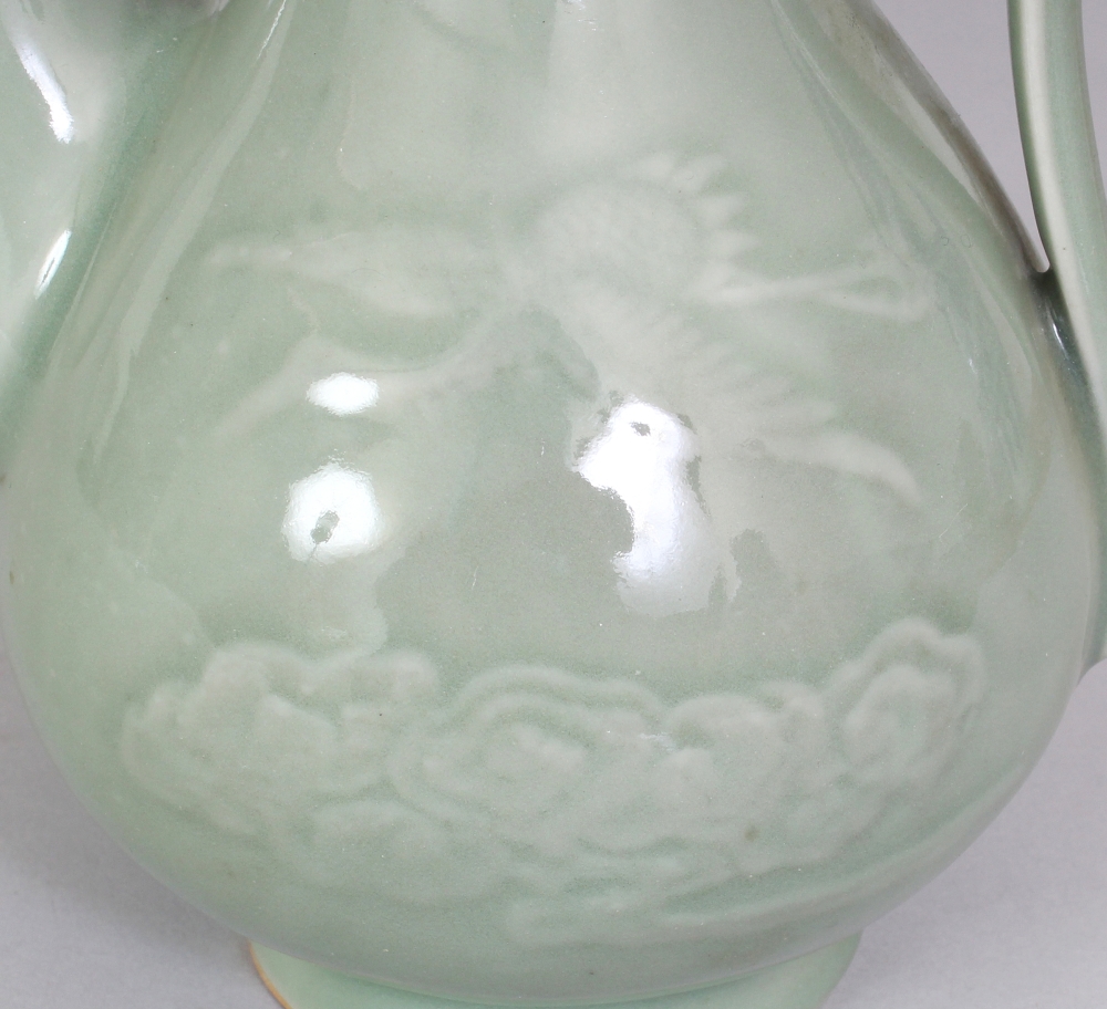 AN EARLY 20TH CENTURY JAPANESE CELADON PORCELAIN EWER & COVER, 8.3in high overall. - Bild 5 aus 10