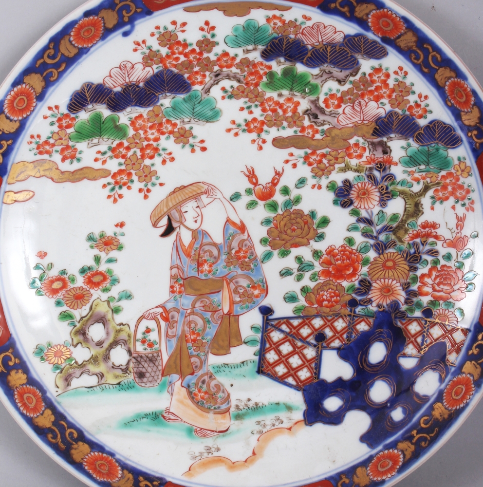 A PAIR OF EARLY 20TH CENTURY JAPANESE IMARI PORCELAIN DISHES, each base with an underglaze maker's - Bild 2 aus 4