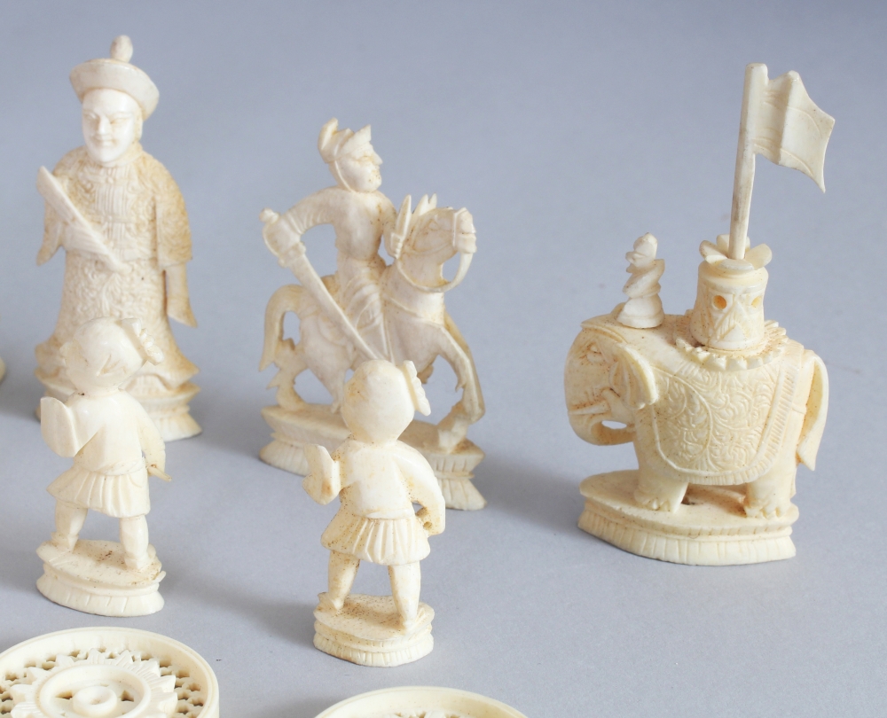 A GOOD 19TH CENTURY CHINESE CANTON IVORY CHESS SET, complete, the white king 3.8in high, the pawns - Bild 6 aus 10