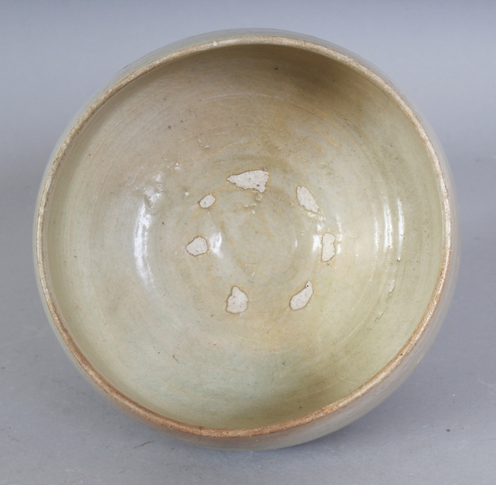 ANOTHER 18TH/19TH CENTURY KOREAN PORCELAIN BOWL, the ovoid body applied with a pale celadon glaze - Bild 3 aus 5