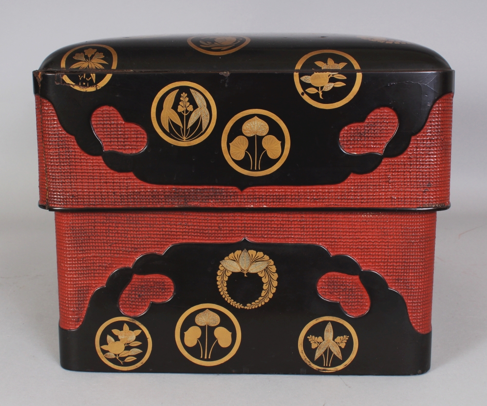 A GOOD LARGE JAPANESE MEIJI PERIOD LACQUER TEBAKO BOX & COVER, decorated with a variety of family - Image 3 of 7