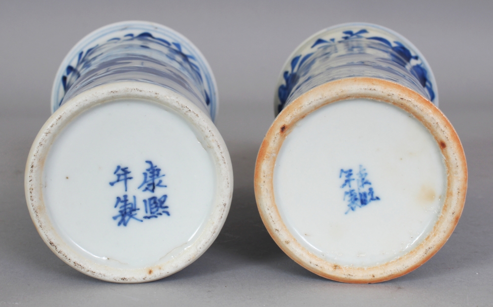 A PAIR OF 19TH CENTURY CHINESE BLUE & WHITE RIVER LANDSCAPE CYLINDRICAL PORCELAIN VASES, each base - Bild 7 aus 9