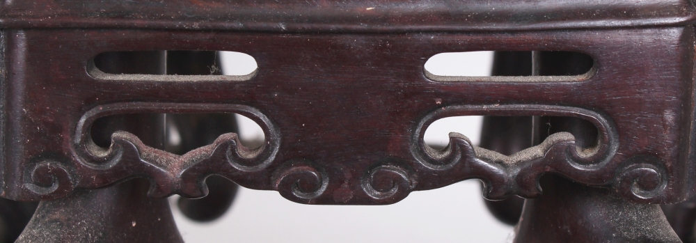 A GOOD QUALITY CHINESE HEXAGONAL SECTION CARVED HARDWOOD STAND, with pierced frieze and undertier, - Bild 4 aus 7