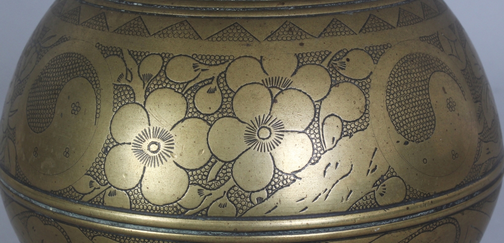 A 19TH CENTURY KOREAN BRASS BOTTLE VASE, with engraved decoration, 8.7in high; together with a white - Bild 4 aus 10