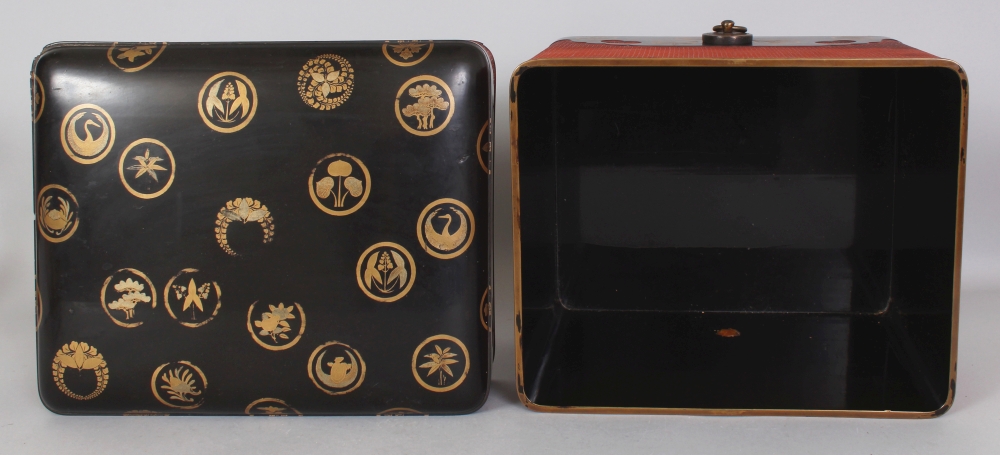 A GOOD LARGE JAPANESE MEIJI PERIOD LACQUER TEBAKO BOX & COVER, decorated with a variety of family - Image 5 of 7