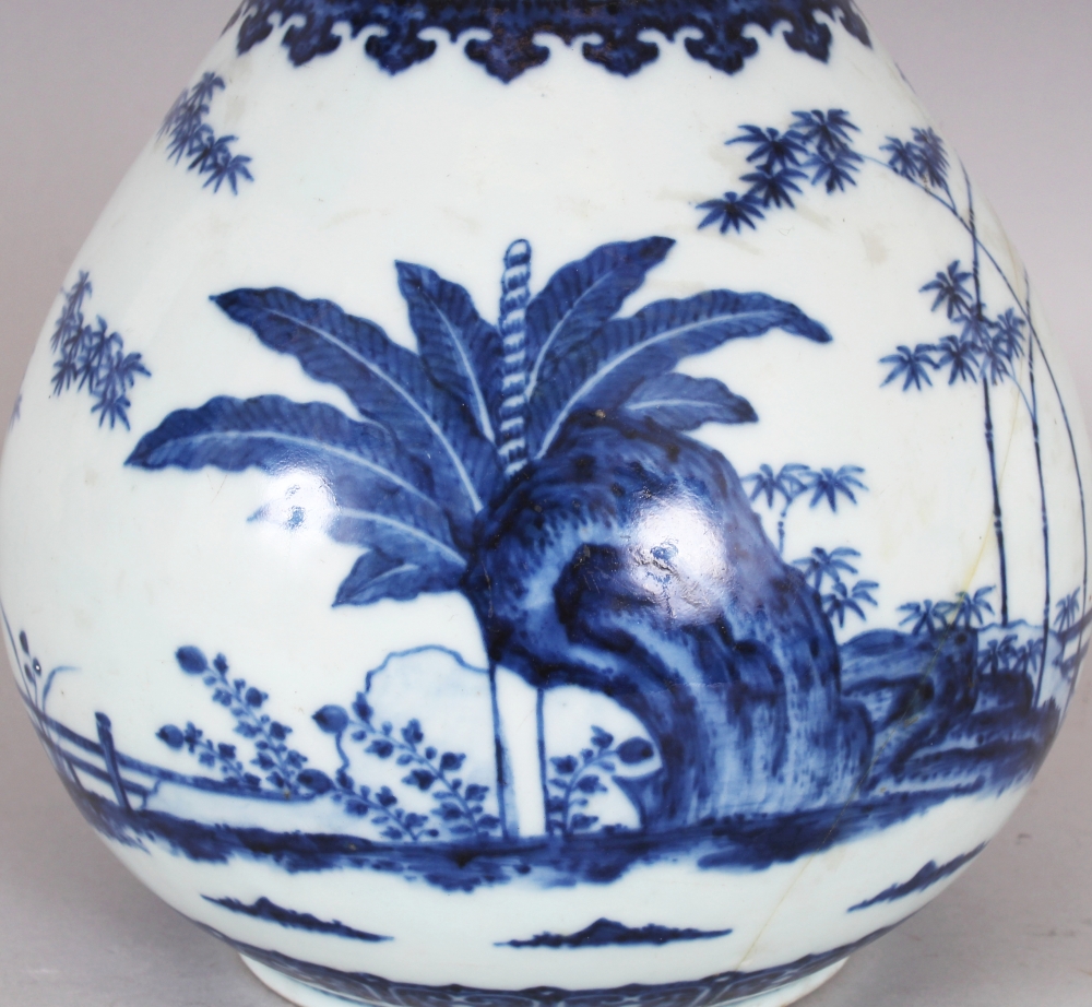 AN 18TH CENTURY CHINESE MING STYLE QIANLONG MARK & PERIOD BLUE & WHITE PORCELAIN VASE, the sloping - Bild 5 aus 8