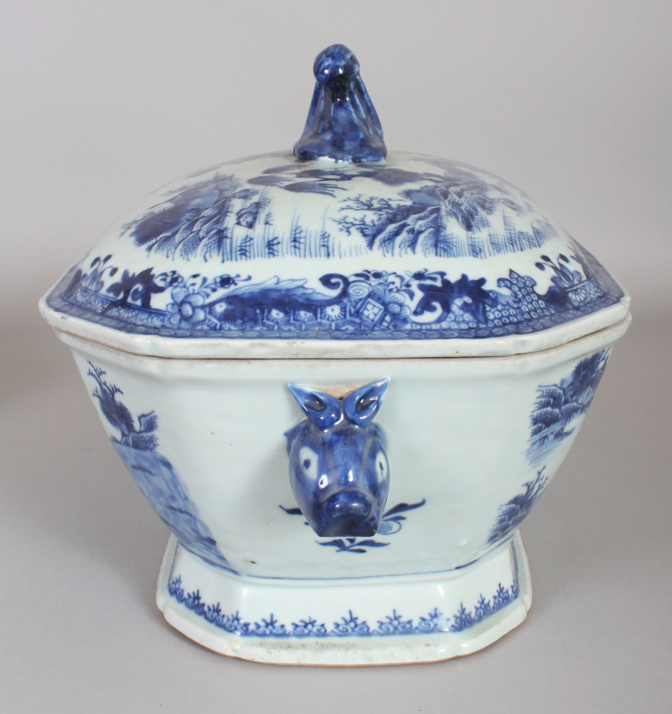 AN 18TH CENTURY CHINESE QIANLONG PERIOD BLUE & WHITE PORCELAIN TUREEN, COVER & STAND, each piece - Bild 3 aus 10