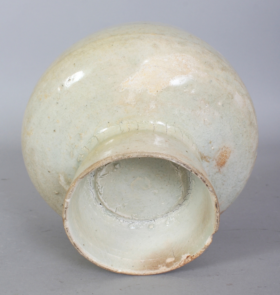 ANOTHER 18TH/19TH CENTURY KOREAN PORCELAIN BOWL, the ovoid body applied with a pale celadon glaze - Bild 4 aus 5