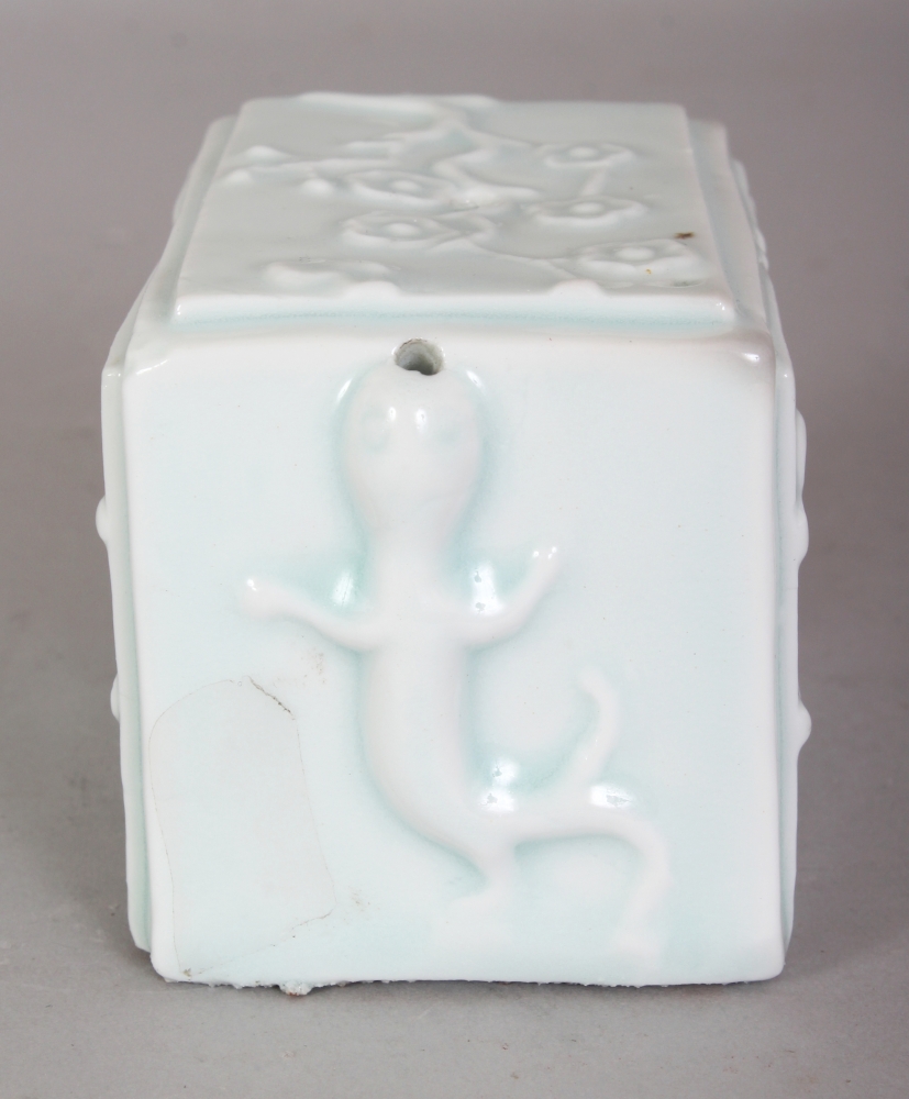 A 19TH CENTURY KOREAN CELADON GLAZED PORCELAIN WATER DROPPER, the sides and top surface moulded with - Bild 2 aus 6