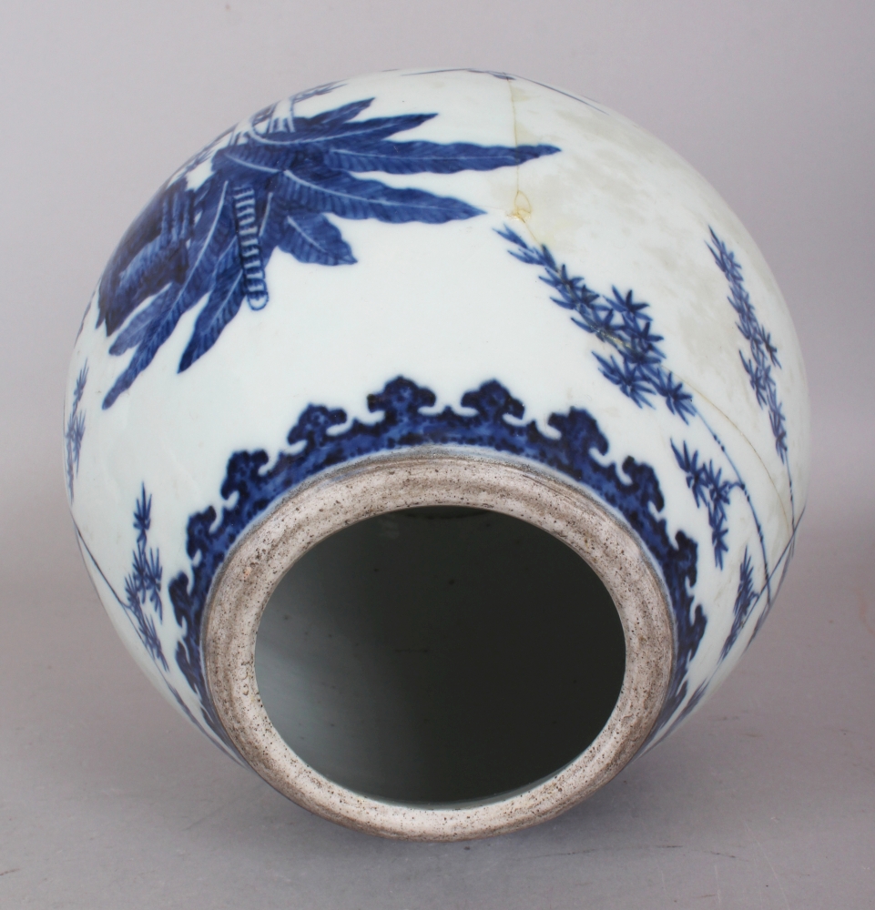 AN 18TH CENTURY CHINESE MING STYLE QIANLONG MARK & PERIOD BLUE & WHITE PORCELAIN VASE, the sloping - Bild 6 aus 8