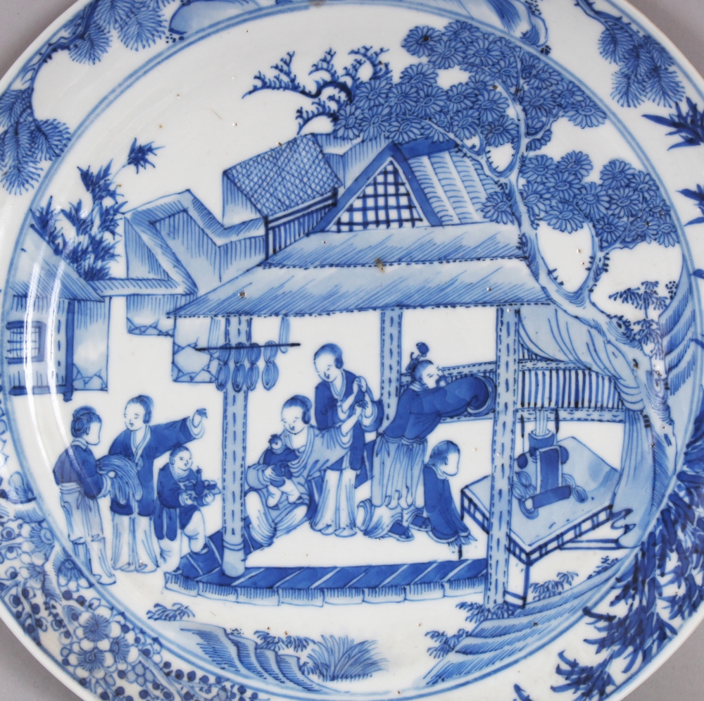 A 19TH CENTURY CHINESE BLUE & WHITE PORCELAIN PLATE, well painted with a detailed figural village - Bild 2 aus 4